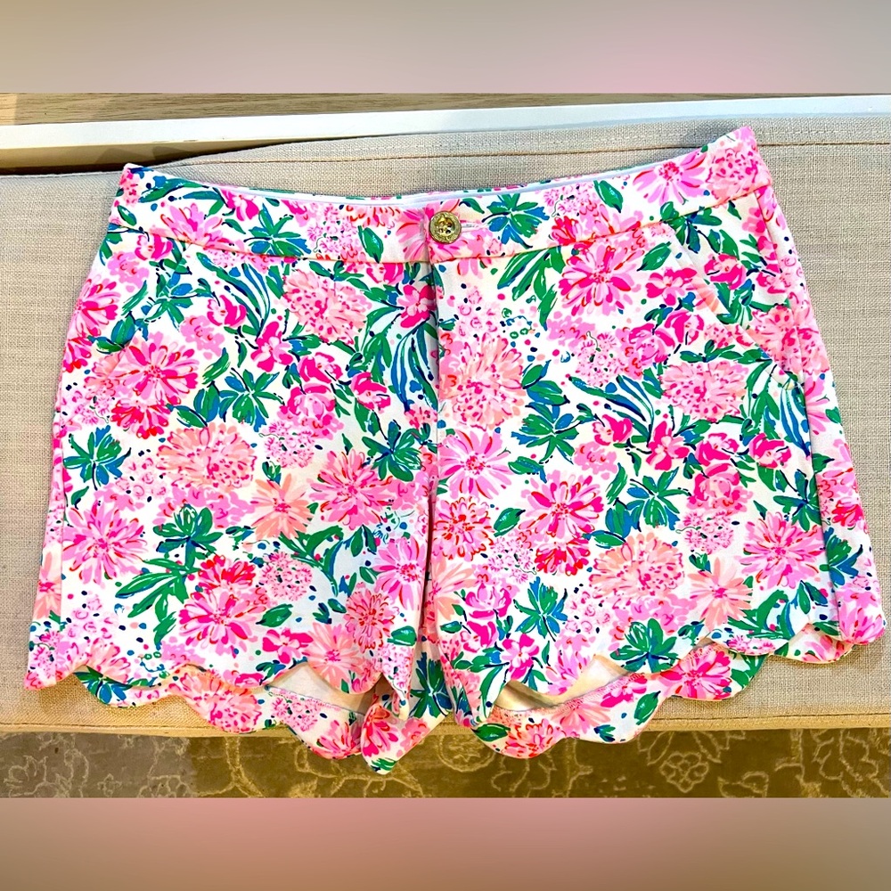 Lily Pulitzer floral shorts sz 6. Stretchy material. So comfortable and chic!